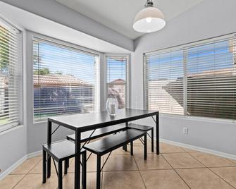 Pool Oasis 4Br Golf, Ping-Pong, Cornhole Retreat - Glendale - Dining room