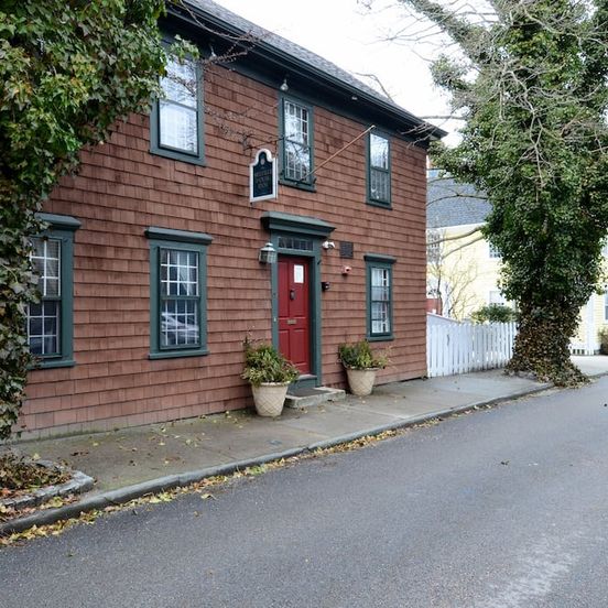 Melville House Newport image 1