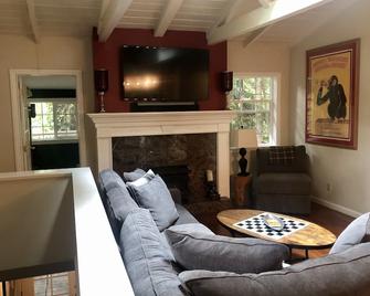 Wine Country Getaway - Guerneville - Living room