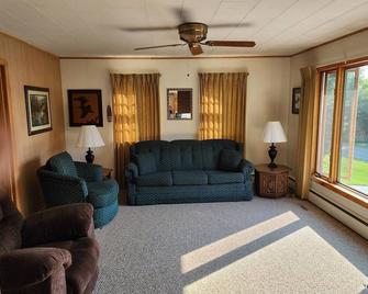 North Fork Flambeau River near Park Falls, 3BR, 1BA country home, on ATV route. - Park Falls - Living room