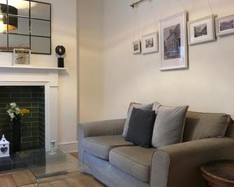 2 bed period cottage sleeps 4 in central Crickhowell - Crickhowell - Living room