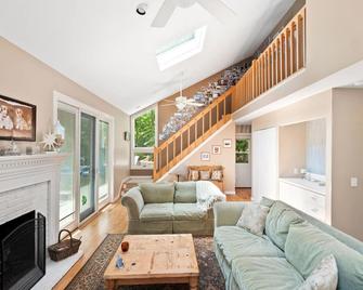 Gorgeous Garden Home with secluded and heated pool, quiet getaway - Amagansett - Living room