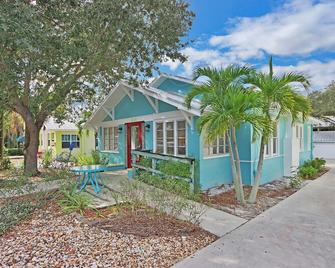 Private, charming home in downtown Stuart - Stuart - Building