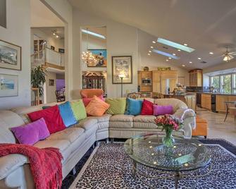 El Cajon Home with Pool, Grill Station and Decks - El Cajon - Living room