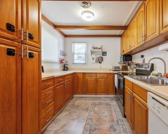 Lakefront retreat with private dock, open living, fire pit, full kitchen & cozy indoor spaces - Radford - Küche