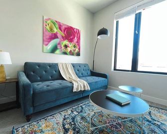 Sleepover Studio Apartments Des Moines - Des Moines - Living room