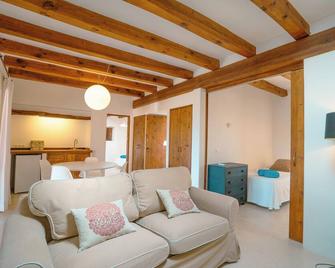 Villa with pool, large garden and several porches - Pilar de la Mola - Pokój dzienny