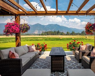 Gather in Comfort: Large Property with 5 Rentals - Columbia Falls - Patio