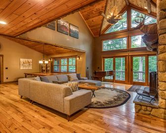 Pine Ridge Lodge near Whiteface - ويلمنغتون (نيويورك) - غرفة معيشة