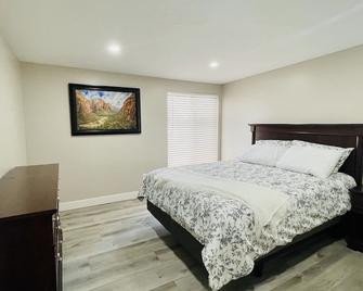 Newly remodeled home duplex unit near 4 world-class ski resorts - Sandy - Bedroom