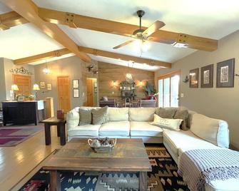 5 Miles to Lake Geneva - 3 miles to Ski - Secluded w Nature Views - Game Room - Burlington - Вітальня