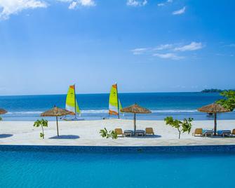 The Place Resort at Tokeh Beach - Freetown - Pool