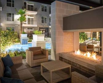 Themed 2bdrm in Art District w/Resort Style Pool, Gym, Free Parking - Houston - Veranda