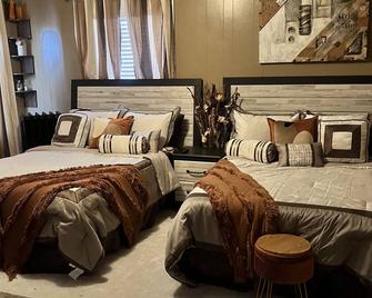 4-bedroom vacation home just 3 minutes drive to Case Western Reserve University - East Cleveland - Bedroom