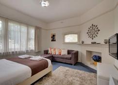 Amy Cottage - 3 bedroom\/2 bathroom Centrally located for Shopping & Restaurants - Glenorchy - Bedroom