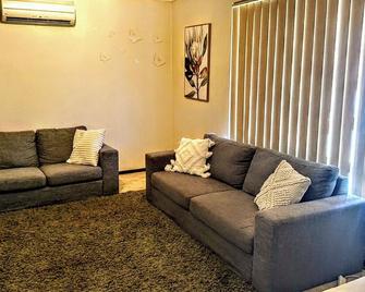 Fiona Stanley Adventure World Perthfreo Pets - Perth - Living room