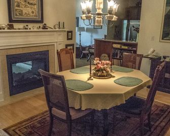 Luxury Condo in Downtown Saratoga Springs - Saratoga Springs - Dining room