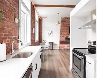 Jennifer's Historic Downtown Loft - Providence - Kitchen