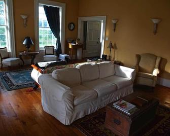Country home 5 bdrs, 6 baths, yoga/art studio, large garden near wineries +beach - Trenton - Living room