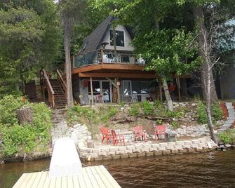 Gorgeous Sacheen Lake Villa with Panoramic views of lake from deck w/hot tub! - Newport - Edificio