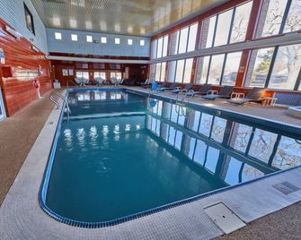 Always a Great Idea To Unwind! Indoor Pool, and Complimentary Breakfast! - Yarmouth - Piscina