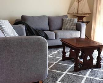 Blue Seas - Beach Front Living - Tumby Bay - Sala de estar