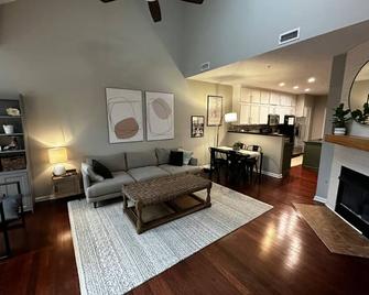 Cozy 2-bedroom apartment with WiFi, AC, pool in charming Broad Ripple. - Indianápolis