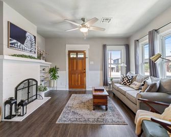 Downtown Gem near Silos, Baylor, Cameron Park - Waco - Living room