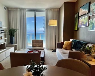 Modern Beachfront Condo with Stunning Ocean View - Hollywood - Σαλόνι