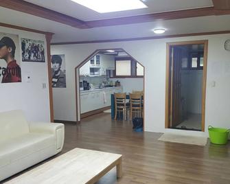Happytree Guesthouse - Seoul - Wohnzimmer