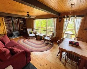 Blue Vista Tobermory Waterfront Cottage - Tobermory - Living room