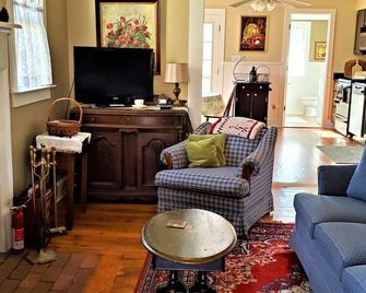 Serenity and adventure at historic Blue Ridge Farm - Sperryville - Living room