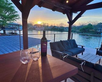 Charming cabin on Lake Dunlap - New Braunfels - Balcony