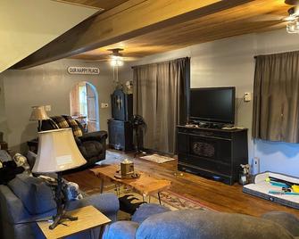Charming 2-BR house in Marienville with AC. Close to ATV trails. Two fire pits. - Marienville - Living room