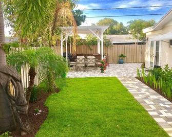 Palm Beach Studio Retreat - outdoor patio grill - Palm Beach Gardens - Patio