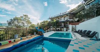 Skylodge Resort - Coron - Bể bơi