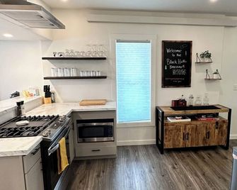 The Basecamp - all you need in one cute house! NO cleaning fee! - Sturgis - Cuisine