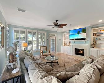 Beautiful townhome on the Hampton River. 2 bedrooms and 2 1/2 bath. - Brunswick - Living room