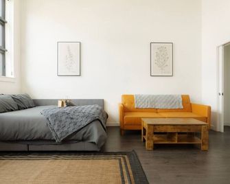 Above The Roots | Elegant & Bright Studio Stay - Washington - Huiskamer