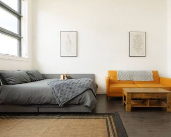 Above The Roots | Elegant & Bright Studio Stay - Washington - Wohnzimmer