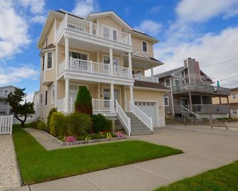 Charming, Newer 4 Bedroom House in Desirable Avalon, NJ - Avalon - Edificio
