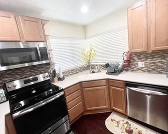 Ft Lauderdale Getaway Heated Pool Sleeps 6-8 - Fort Lauderdale - Küche