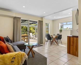 Town Studio - Taupo - Living room