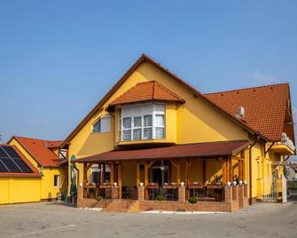 Betli Panzio - Zalaegerszeg - Edificio