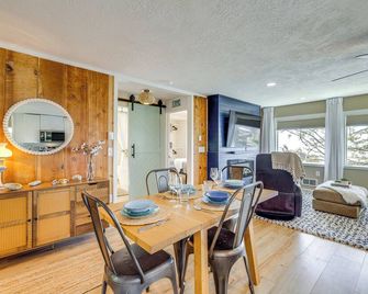 Walk to Winema Road Beach: Home w/ Hot Tub! - Neskowin - Comedor