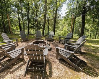 Driftwood Retreat | Lakefront Cottage + Screened Hot Tub + Kayaks - Murray - Patio