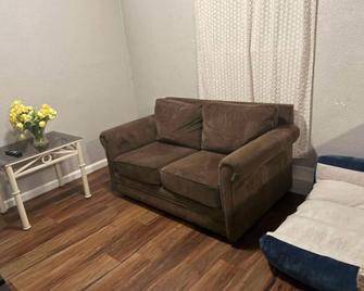 Charming studio near to Reno Airport - Reno - Sala de estar