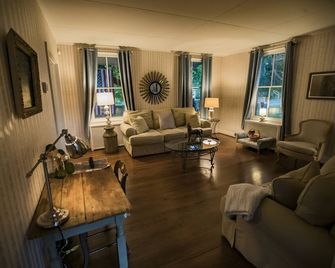 Big beautiful Farmhouse on 24 acres next to HITS, with heated Inground pool! - Saugerties - Living room