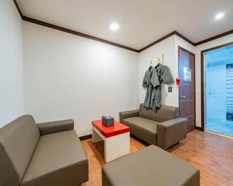 Suwon (Jeongja-dong) Hotel Avenue - Suwon - Wohnzimmer
