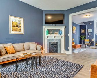 Pet-Friendly Indianapolis Home Near Mile Square! - Indianapolis - Living room